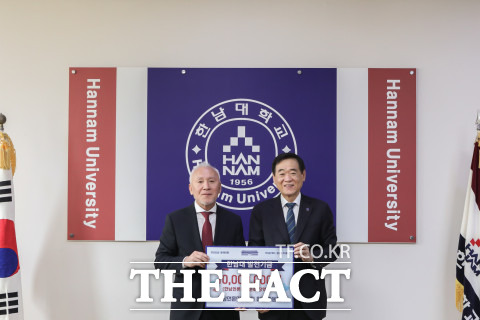 왼쪽부터 박동일 한남언론인동문회장과 이광섭 총장 / 한남대