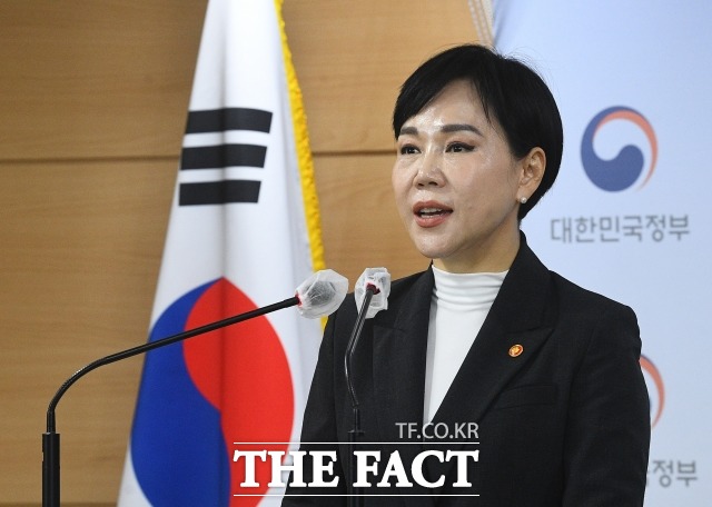 공무원 채용 과정의 투명성을 높이기 위해 면접시험 점수를 공개하는 방안이 추진된다. 사진은 전현희 국민권익위원장. /이동률 기자