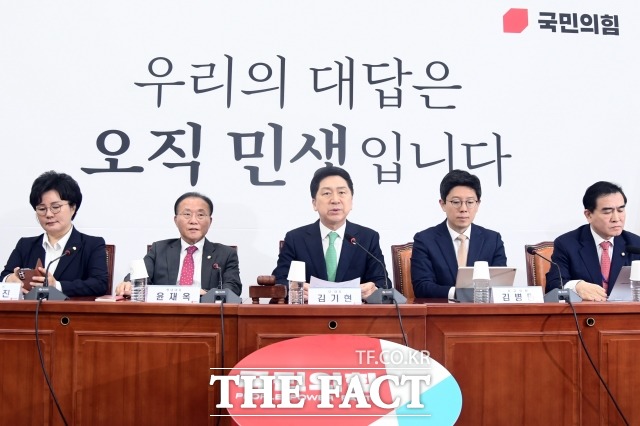 김기현 국민의힘 대표가 14일 박정희기념관을 찾은 것은 물론, 오는 19일엔 박근혜 전 대통령을 예방한다. 김 대표의 이런 행보는 최근 리더십 문제가 제기되자 보수층 결집하기 위한 것으로 풀이된다. 13일 최고위원회의에 참석한 김 대표./ 이새롬 기자