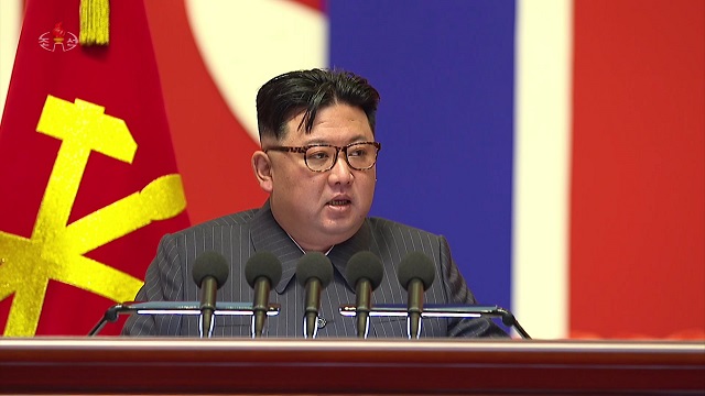 북한은 전날 신형 대륙간탄도미사일(ICBM) 화성-18형 시험발사를 했다고 14일 조선중앙통신을 통해 밝혔다. 김정은 북한 국무위원장은 현장을 참관하고 공세적인 대응을 가하여 극도의 불안과 공포에 시달리게 할 것이라고 밝혔다. /조선중앙TV 캡쳐=뉴시스