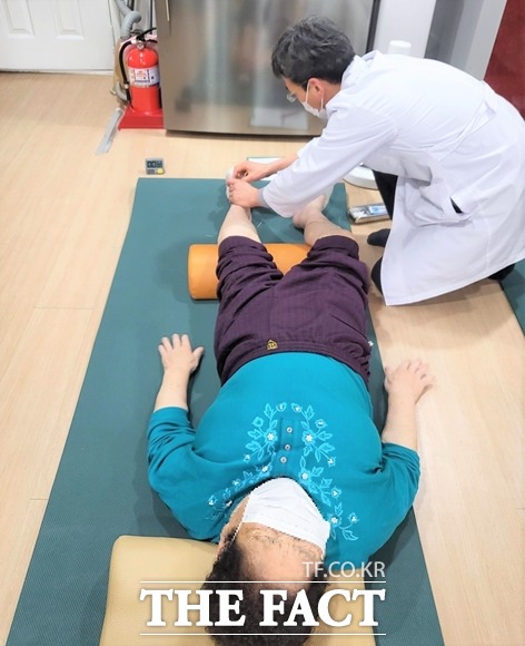 서울 영등포구(구청장 최호권)는 ‘찾아가는 경로당 건강 지킴이’를 운영하고 있다고 밝혔다. 침술 치료받는 어르신 모습. /영등포구 제공