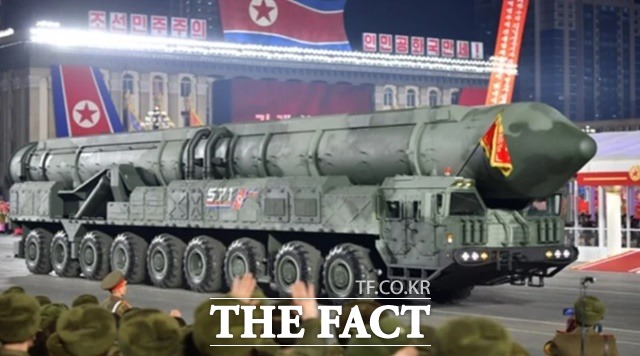 지난 2월8일 북한군 열병식에 등장해 주목을 받은 9축18륜 발사차량과 화성포-18형을 탑재한 것으로 보이는 거대한 캐니스터. /IISS 조지프 뎀프시 연구원 보고서 캡쳐