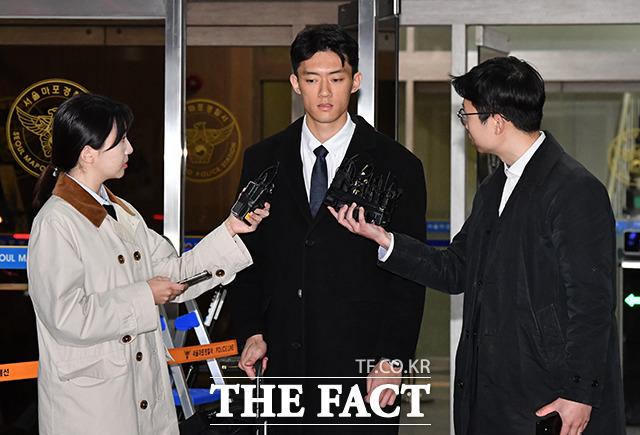 전두환 전 대통령의 손자 전우원이 지난달 29일 오후 마약 투약 혐의로 경찰 조사를 받은 뒤 서울 마포구 마포경찰서 건물을 나서고 있다. /박헌우 기자