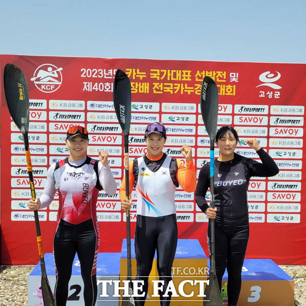 지난 13일 경남 고성군 일대에서 열린 카누 국가대표 선발전에서 여자일반부 국가대표로 선발된 이하린, 최란, 이한솔 선수(왼쪽부터)./부여군