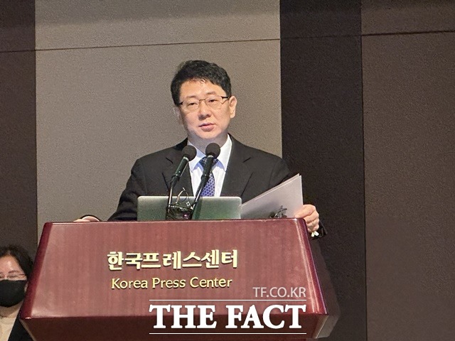 신라젠은 지난 12일 식품의약품안전처로부터 진행성 고형암 환자 대상의 BAL0891 단독요법과 화학요법과의 병용에 대한 임상시험계획(IND)을 승인받았다. 사진은 지난해 12월 열린 기자간담회에 참석한 김재경 신라젠 대표이사의 모습. /더팩트 DB