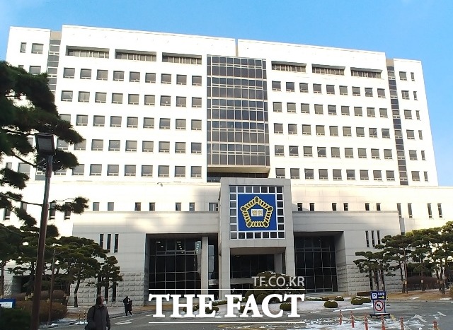 50대 가장을 살해한 모자에게 각각 무기징역과 장기 15년 단기 7년의 부정기형이 내려졌다. 사진은 대전지방법원 전경. / 더팩트DB