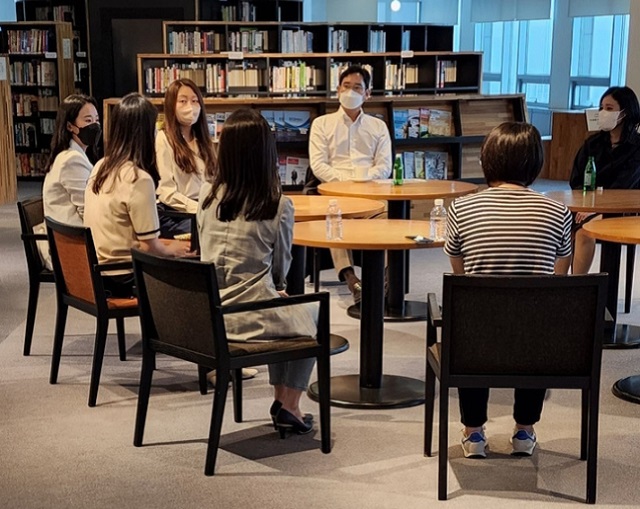 이재용 삼성전자 회장이 삼성증권을 방문해 현장 직원들과 소통하는 시간을 가졌다. 사진은 이재용 회장이 지난해 8월 삼성SDS 잠실캠퍼스에서 사내 워킹맘 10여 명과 만나 대화를 나누는 모습. /삼성
