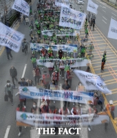  정부세종청사로 행진하는 참가자들 [포토]