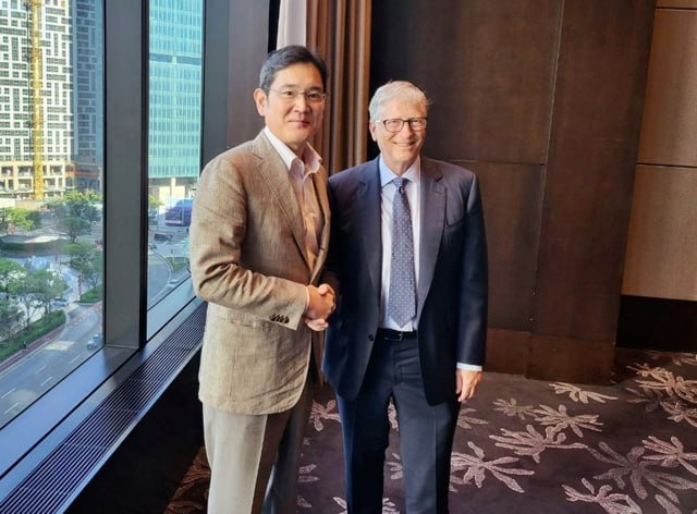 빌 게이츠 마이크로소프트 창업자(오른쪽)가 평소 이재용 삼성전자 회장이 선물한 스마트폰 갤럭시Z폴드4를 사용한다고 밝혔다. 사진은 지난해 8월 16일 방한해 이 회장을 만난 빌 게이츠. /삼성전자