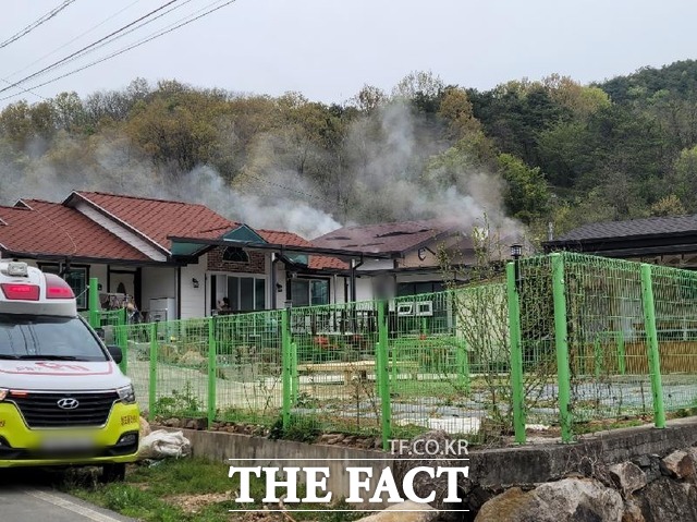 14일 오전 10시 30분쯤 청도군 풍각면의 한 단독주택에서 원인을 알 수 없는 불이 나 진화 중이다./경북소방본부