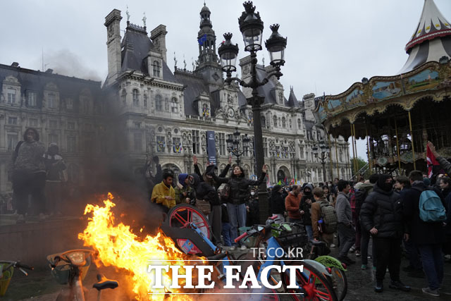 14일(현지시간) 프랑스 파리 시청사 앞에서 연금 개혁 반대 시위대가 자전거들을 불에 태우고 있다. 프랑스 헌법위원회가 에마뉘엘 마크롱 대통령이 추진한 연금 개혁안의 핵심 내용인 정년을 64세로 연장하는 조항을 합헌으로 인정했고 야당과 노동단체는 즉각 반발했다. /파리=AP.뉴시스
