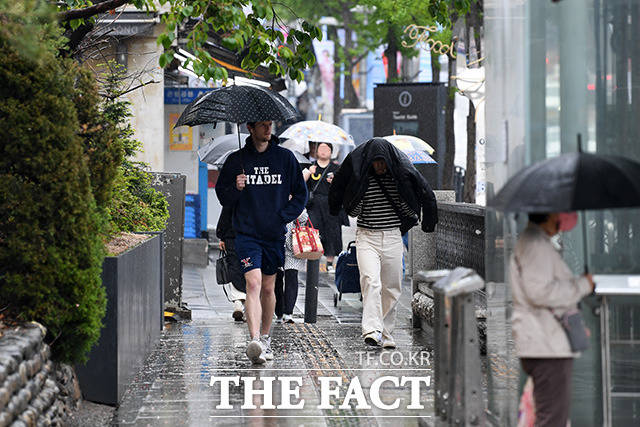 수도권을 비롯한 전국에 비 예보가 있는 15일 오전 서울 용산구 이태원 일대에 시민들이 우산을 쓴 채 이동하고 있다. /남용희 기자