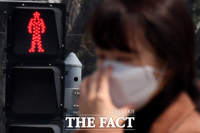 기상청에 따르면 오늘(17일) 출근길은 기온이 낮아 쌀쌀하겠다. 황사 영향으로 나쁨 수준인 미세먼지 농도는 오후부터 해소될 전망이다. /더팩트 DB