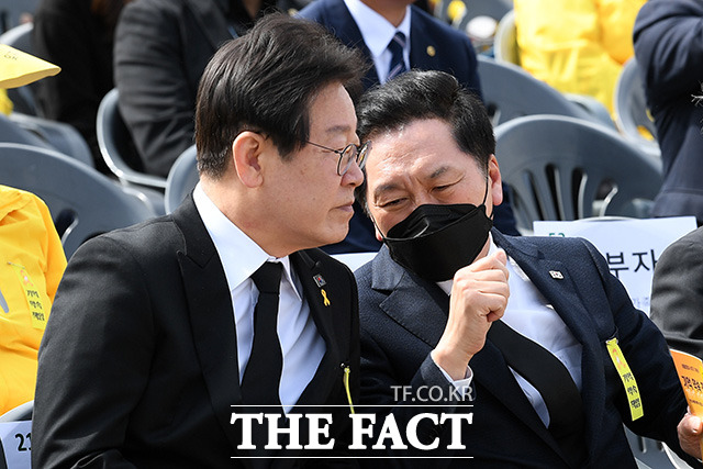 대화 나누는 이재명 더불어민주당 대표(왼쪽)와 김기현 국민의힘 대표.