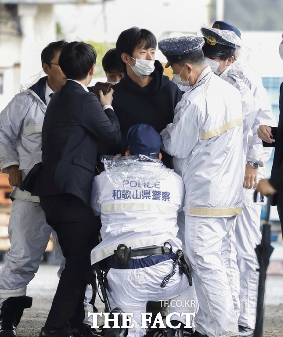 후미오 일본 총리가 15일 중의원(하원) 보궐선거 지원 연설을 위해 방문한 행사장에서 연설대를 향해 폭발물을 던진 용의자가 현장에서 체포되고 있다. /교도통신