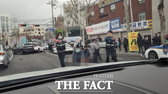 지난 15일 서울 관악구 신림동에서 택시가 역주행해 차량과 보행자를 잇따라 들이받은 사고가 발생했다./ 사진=독자제공