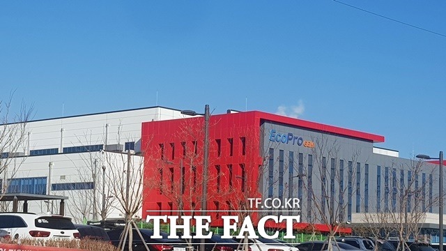 한국거래소가 2000년 1월 1일부터 지난 14일까지 코스닥시장에서 하루 거래대금 상위 종목을 분석한 결과에 따르면 지난 10일 에코프로비엠이 거래대금 2조6566억 원을 기록하며 1위에 올랐다. /더팩트 DB