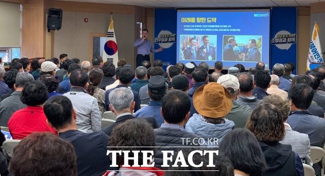 소병철 더불어민주당 의원(순천 갑)은16일 열린 의정보고회에서 역사상 최대 예산 확보 성과를 달성하는 등의 성과를 냈다고 설명하고 있다. /소병철 의원실