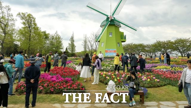 어린이 그림 그리기 대회는 네덜란드의 상징인 풍차와 튤립으로 장식된 네덜란드 정원에서 꽃, 생태, 자연을 주제로 열렸다. /순천시