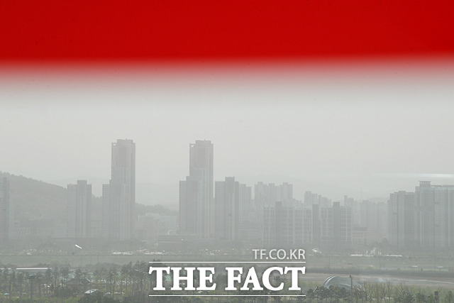 기상청에 따르면 오늘(16일) 전국 곳곳에 비 소식이 있지만 황사의 영향으로 대기의 질은 나쁘겠다. 사진은 황사가 기승을 부린 지난 12일 오전 세종시 정부세종청사에서 바라본 세종 도심이 뿌옇게 보이고 있다. / 세종=이동률 기자