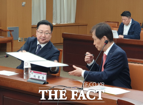 왼쪽부터 이장우 시장과 이광형 카이스트 총장이 업무협약서에 사인을 하고 있다. / 대전=최영규 기자