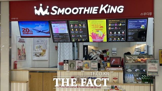 신세계푸드가 2015년 스무디킹코리아를 인수 후 202억 원의 매출을 기록한 뒤 지난해까지 줄곧 매출 하락을 기록하고 있다. 그러나 신세계푸드는 적자 사업장을 정리하는 등 매출 개선을 위해 힘쓰고 있다. 사진은 서울 영등포구 타임스퀘어 내 스무디킹 매장. /박지성 기자