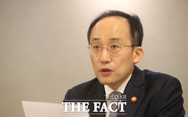 추경호 경제부총리 겸 기획재정부 장관이 유류세 인하 조치를 연장하는 방안을 전향적으로 검토하겠다고 17일 밝혔다. /더팩트 DB