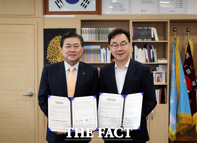 하승철 하동군수(오른족)와 김권수 경남개발공사 사장이 하동읍 동광마을 공공임대주택 건립을 위한 협약을 체결한 후 기념 촬영을 하고 있다./하동군