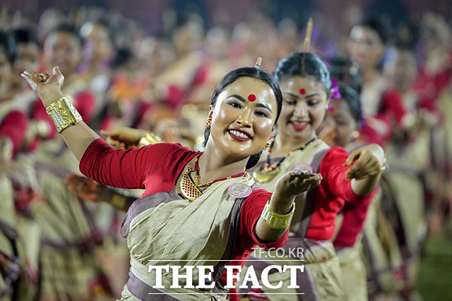 14일(현지시간) 인도 아삼주 구와하티에서 전통 의상을 입은 아삼족 무용수들이 세계 최다 인원 민속 무용 공연 부문 기네스 기록에 도전하고 있다. /구와하티=AP.뉴시스
