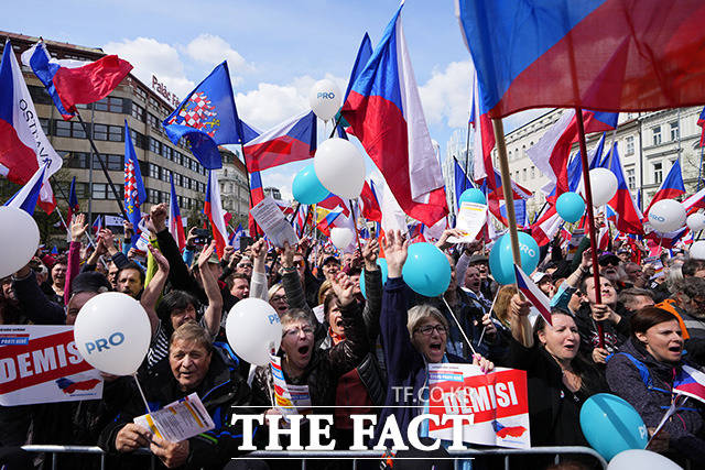 16일(현지시간) 체코 수도 프라하의 바츨라프 광장에 모인 시위대가 높은 물가에 항의하고 정권 퇴진을 요구하며 구호를 외치고 있다. /프라하=AP.뉴시스