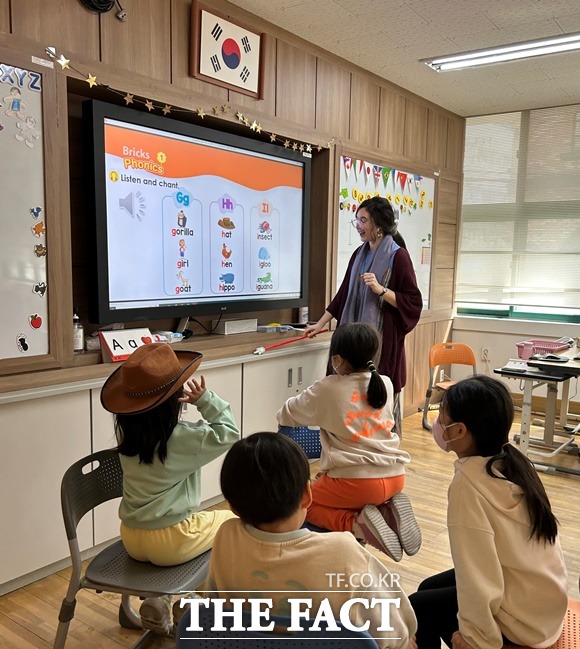 서울 중구(구청장 김길성)가 학부모들의 사교육 부담을 덜기 위해 3월부터 영어교육 지원사업에 약 7억 4000만 원을 투입했다고 밝혔다. 관내 한 초등학교에서 방과후 원어민 수업이 진행되고 있는 모습./중구 제공