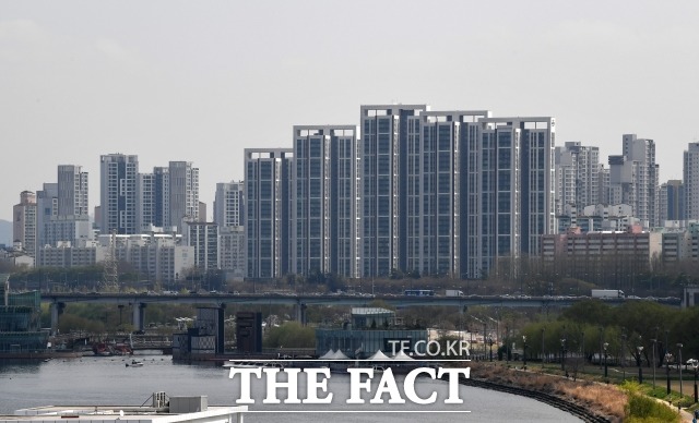 강남3구 아파트 가격이 고점 대비 20% 내린 수준에서 보합세를 유지하고 있다. 서초구 아파트 모습. /더팩트DB