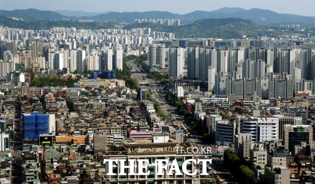 부동산 시장 침체기가 이어지는 가운데 강남3구 아파트 가격이 2~3년전 수준으로 내렸다. 서울 아파트 모습. /더팩트DB