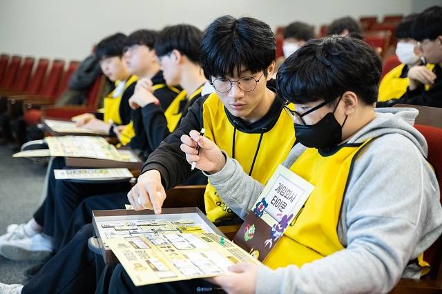 지난 12일 서울 넷마블 본사에서 견학프로그램이 열린 가운데 아현산업정보 학생들이 프로그램을 체험하고 있다. /넷마블