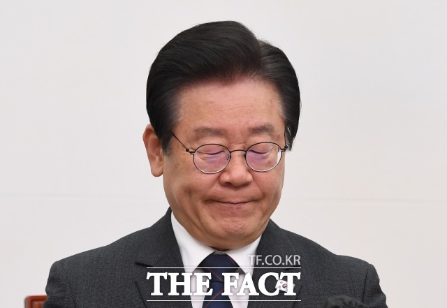 이재명 더불어민주당 대표가 17일 전세 사기 피해로 극단적 선택을 하는 이가 잇따르는 것을 두고 전세 사기는 특히 사회초년생, 청년들을 절망으로 몰아가는 중대 민생 범죄라며 고인의 명복을 빌었다. /이새롬 기자