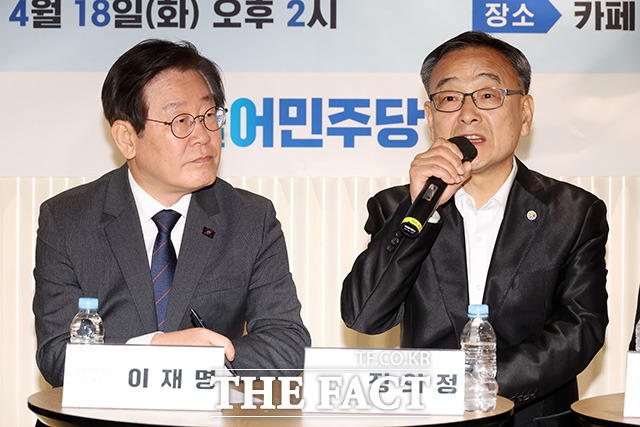 정의정 한국주식투자자연합회 대표(오른쪽) 발언 경청하는 이 대표.