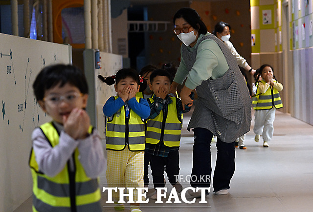 어린이실내놀이터 화재대피훈련이 18일 오전 서울 강남구 일원어린이실내놀이터에서 실시된 가운데 어린이들이 입과 코를 막고 대피를 하고 있다./임영무 기자
