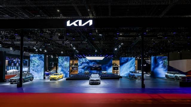 18일 중국 상하이 컨벤션 센터에서 열린 2023 상하이 국제 모터쇼 기아 부스의 모습. /기아