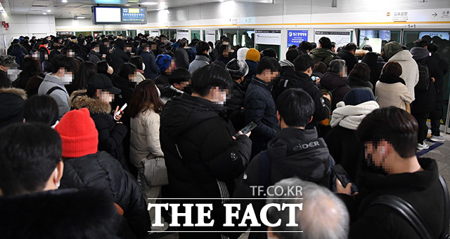 서울시가 김포골드라인의 혼잡을 해소하기 위해 수륙양용 대신 리버버스 도입을 추진한다. 1월 27일 오후 퇴근시간 김포골드라인 김포공항역 승강장에 줄을 선 승객으로 가득 차 있는 모습. /이덕인 기자