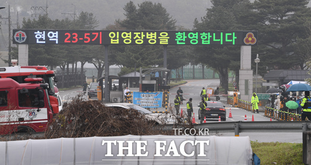 방탄소년단(BTS) 제이홉이 입대를 앞둔 18일 오후 강원도 원주시 소초면 치악로 백호신병교육대 앞이 경찰과 군인들로 삼엄한 모습을 보이고 있다. /원주=이새롬 기자