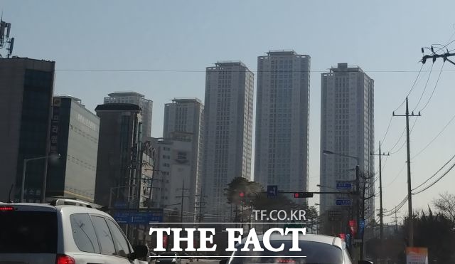 춘천시는 오는 2027년 춘천∼속초동서고속화철도, 제2경춘국도 개통 등 교통인프라 확장과, 제4차국가철도망구축겔획92021-2030) 추가 검토대상에 포함된 원주∼춘천내륙종단철도 게획이 남아 있고, 강원도청 제2청사 이전 등으로 인한 도시 확장으로 30만 춘천시대를 코앞에 두고 있다./춘천=서백 기자