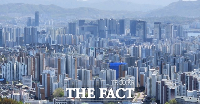 18일 한국부동산원이 집계한 2월 전국 아파트 실거래가 지수는 전월 대비 1.08% 올라 지난해 4월(0.46%) 이후 처음으로 상승 전환했다. /권한일 기자
