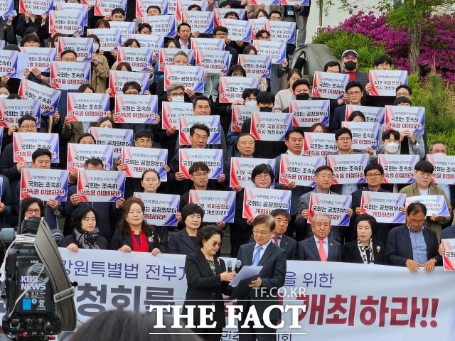 강원특별법 전부개정안 국회 심사가 당초 계획대로 4월 진행이 불투명해지자 강원도 49개 도 단위 민간사회단체가 17일 국회의 조속한 강원특별법 전부개정을 촉구하고 나섰다./강원도