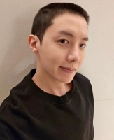  제이홉, 까까머리에 밝은 미소 '건강히 다녀오겠다'