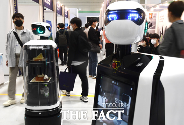 2023 월드 IT쇼가 19일 서울 강남구 삼성동 코엑스에서 개막한 가운데, 서빙과 전기차 충전 등이 가능한 서비스 로봇이 전시장을 활보하고 있다. /이새롬 기자