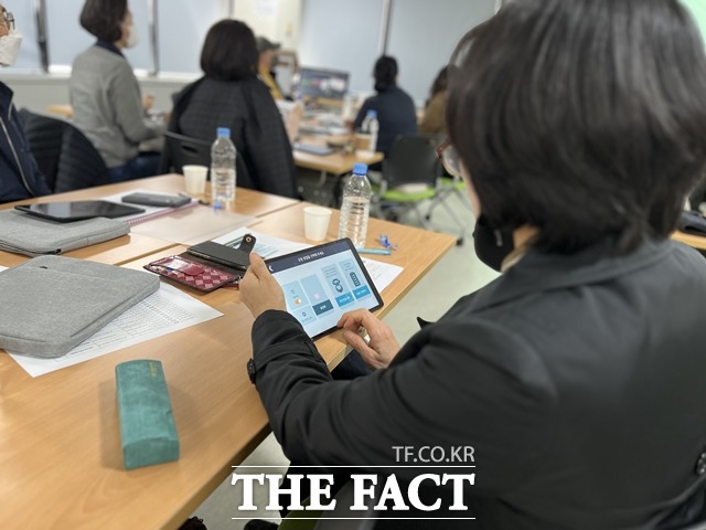 한 여성이 대전일자리경제진흥원 몬테소리 실버케어기버단 교육을 받고 있다. / 대전일자리경제진흥원