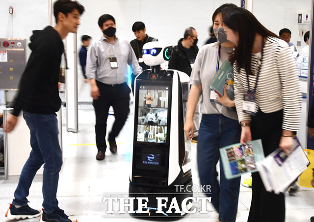 인간과 로봇이 공존하는 디지털 시대
