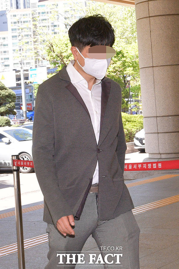 방송인 박수홍의 출연료 등을 빼돌린 혐의를 받고 있는 박진홍 씨가 19일 오후 서울 마포구 서울서부지방법원 재판장으로 향하고 있다. /남윤호 기자