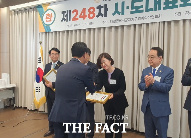 광주 남구의회 황경아 의장이 18일 대한민국시군자치구의회의장협의회가 주최한 제248차 시·도대표회의에서 ‘지방의정봉사상’을 수상했다./광주 남구의회
