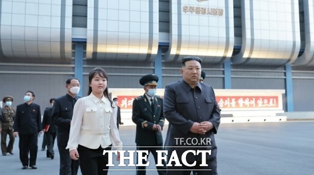북한 김정은 국무위원장이 지난 18일 국가우주개발국을 현지지도했다고 조선중앙통신이 19일 보도했다. / 뉴시스